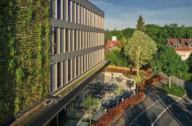 Drees & Sommer SE: Gepflegt abhängen: Mit der Grünfassade ein Biotop für Artenvielfalt schaffen