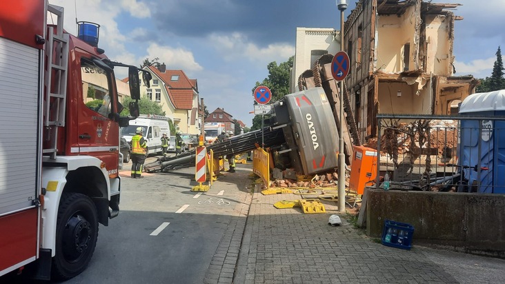 FW Celle: T&ouml;dlicher Arbeitsunfall auf Baustelle - Bagger kippt bei Abrissarbeiten um