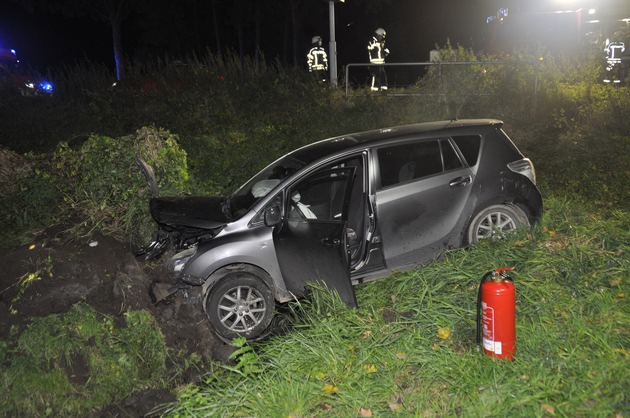 FW-KLE: Verkehrsunfall: Auto landet in Wassergraben