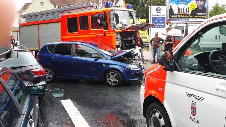 POL-HM: Schwerer Verkehrsunfall mit Beteiligung eines Feuerwehreinsatzfahrzeuges / 6 Personen zum Teil schwer verletzt