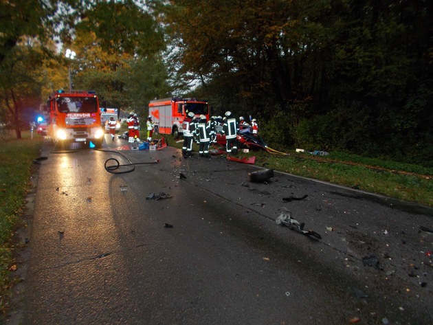 FW-GL: Schwerer Verkehrsunfall mit eingeklemmter Person im Stadtteil Hebborn von Bergisch Gladbach
