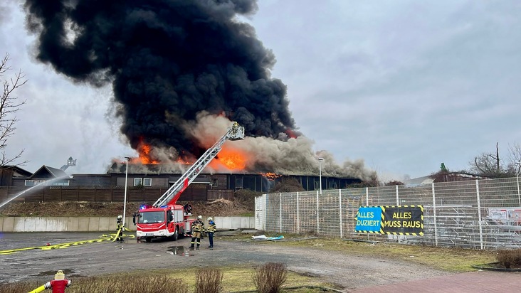 FW-E: Gro&szlig;brand in holzverarbeitendem Gewerbebetrieb - massive Rauchentwicklung erfordert Warnung der Bev&ouml;lkerung