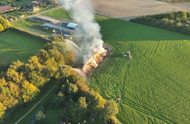 FW Voerde: Strohmiete brannte-Feuerwehr Voerde im Einsatz