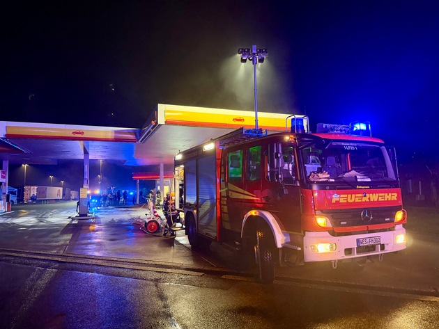FW Hünxe: Brand an Tankstelle - Feuerwehreinsatz auf Rastplatz