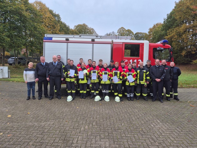 FFW Schiffdorf: 14 Teilnehmerinnen und Teilnehmer absolvieren erfolgreich Qualifikationsstufe 2