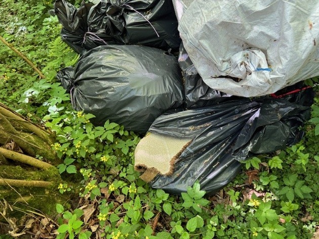 POL-RZ: Erneute Abfallentsorgung auf einem Feldweg - Polizei sucht Zeugen