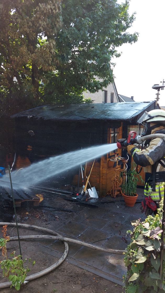 FW Bocholt: Gartenlaubenbrand drohte aufs Haus überzugreifen