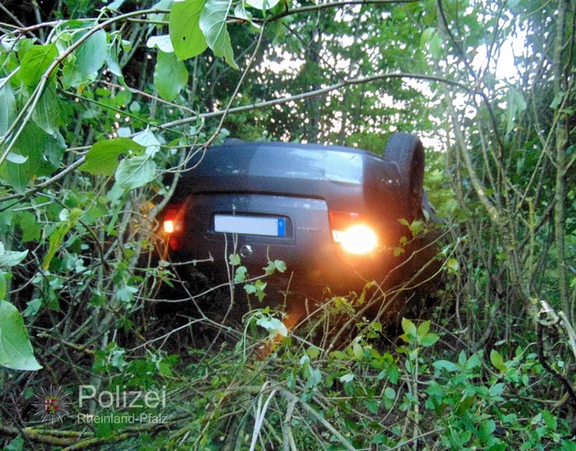 POL-PPWP: Schwedelbach: Kopfüber in der Böschung gelandet