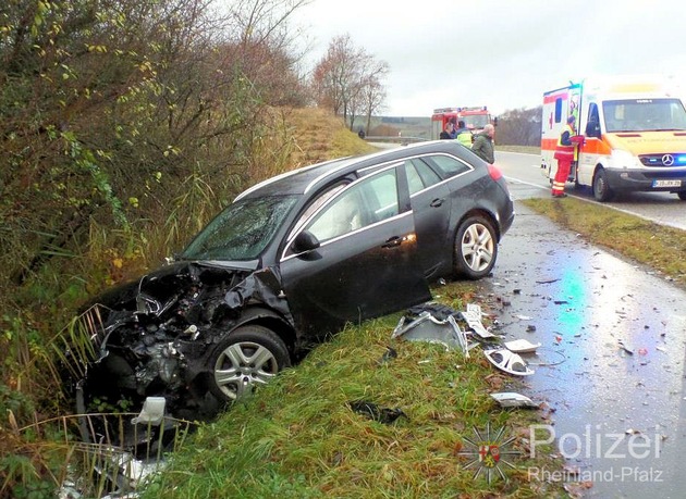 POL-PPWP: Überholmanöver in Kurve führt zu Unfall