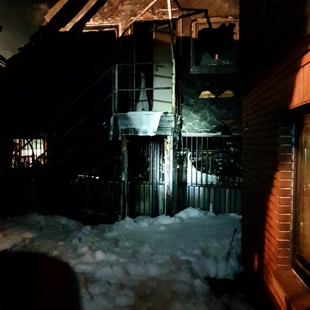 FW-RZ: Feuer in einem Mehrfamilienhaus in Aumühle