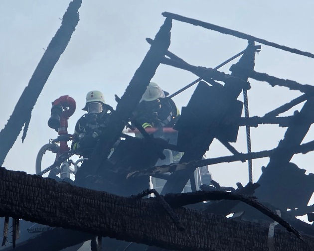 FW Celle: Gebäudebrand in Bostel - 2. Lagemeldung