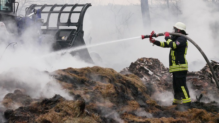 FW Celle: Scheunenbrand in Hustedt - Löschmaßnahmen fortgesetzt