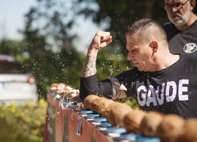 RID-Weltrekord in Hamburg erfolgreich: Kampfsportler Jens Gaude pulverisiert in einer  Minute 87 Kokosnüsse mit seinem Ellenbogen