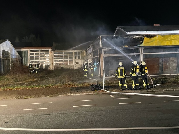 FW-ROW: PKW brennt in Werkstatt vollständig aus - Feuerwehr kann Gebäude retten