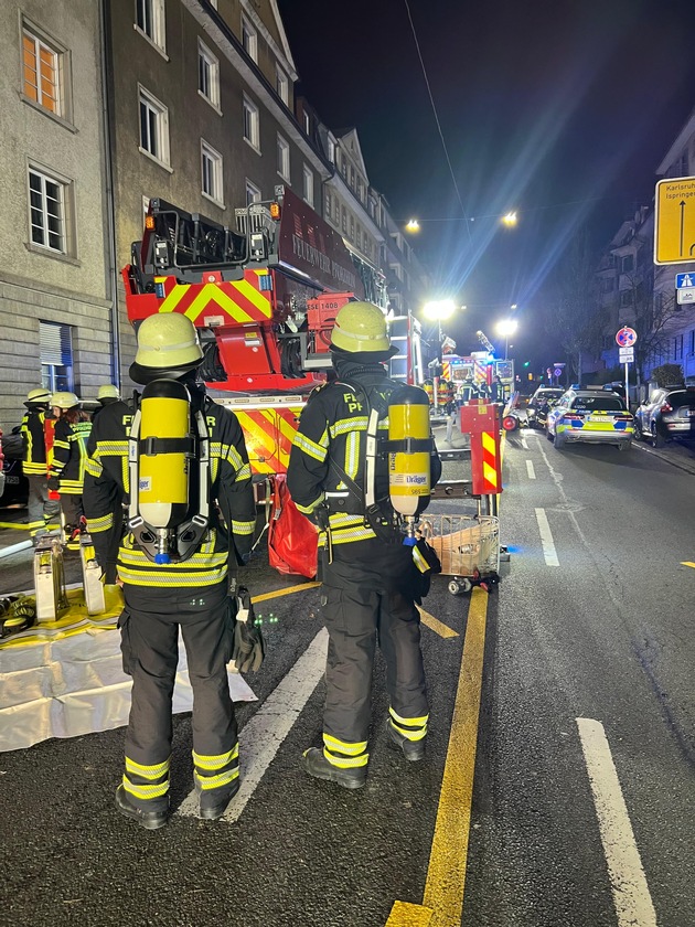 FW Pforzheim: Drei Verletzte bei Wohnungsbrand in Pforzheim