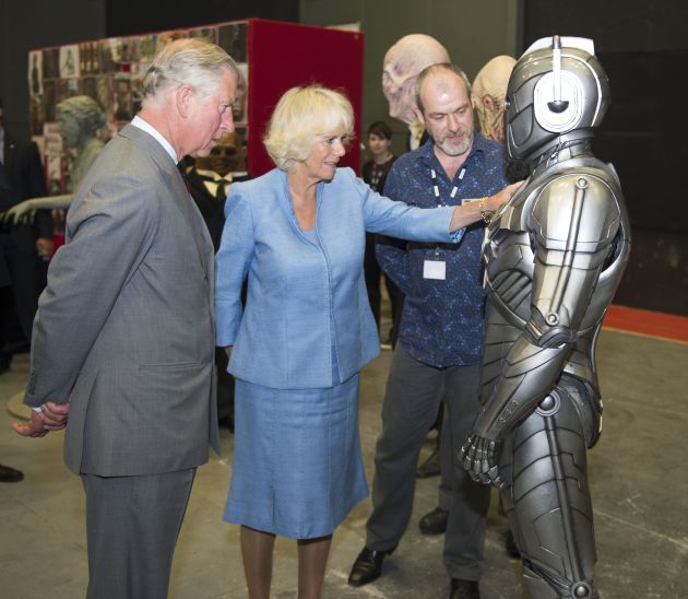 Prinz Charles und Camilla als Serien-Fans: Royals besuchen Set der britischen Kultserie &quot;Doctor Who&quot; (BILD)