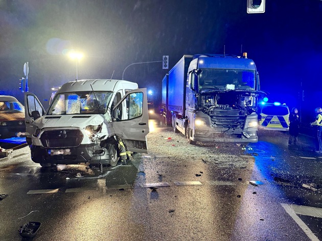 FW Hünxe: Verkehrsunfall zwischen Lkw und Transporter - Eine verletzte Person