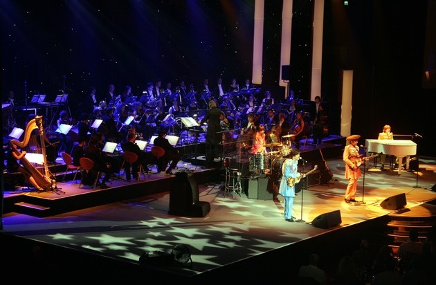 Estrel Berlin: Die Beatles - ihr letztes Konzert / Zum 50. Jubiläum des letzten Beatles-Konzerts: Musical "all you need is love!" spielt mit Philharmonie-Orchester in Berlin