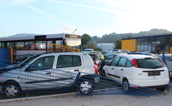 POL-PDKL: Verkehrsunfall mit Schulbus