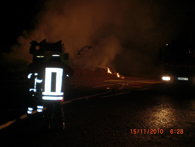 POL-STH: Holzhackschnitzel geraten in Brand Mindestens 150 000 EUR Schaden