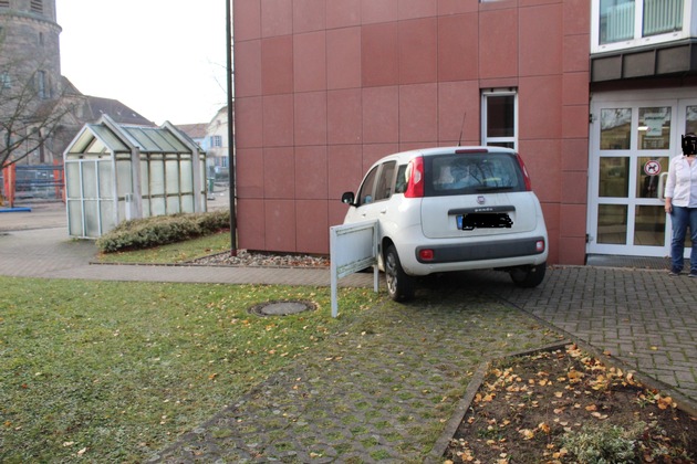 POL-PDKL: Baustellenumfahrung endet an Hauswand zwischen Amtsgericht, Polizei und Jobcenter