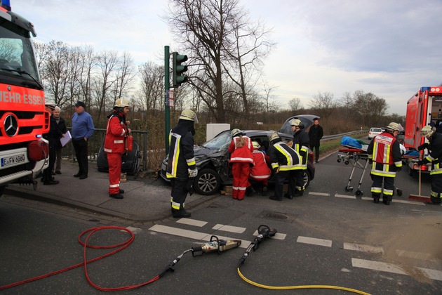 FW-E: Zwei Verletzte nach Verkehrsunfall zwischen LKW und PKW, die Fahrerin des PKW war in ihrem Fahrzeug eingeklemmt