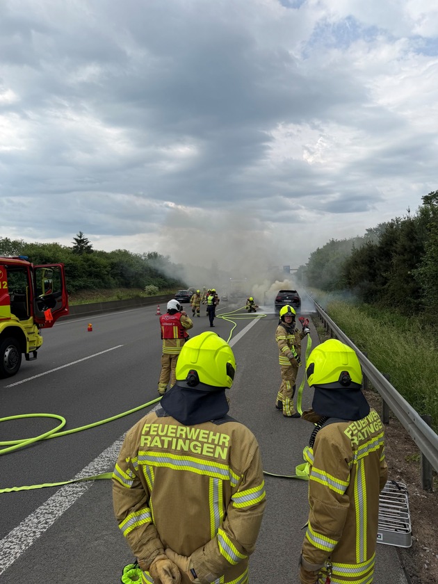 FW Ratingen: Brennender Pkw auf der BAB 52