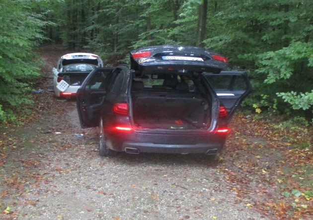 POL-REK: 201007-5: Zeuge fand ausgeschlachtete BMW im Wald - Frechen