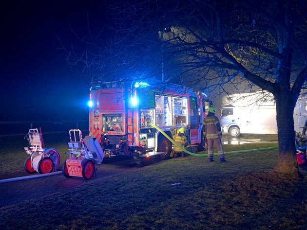 FW Paderborn: Brand in einem Pferdestall auf einem landwirtschaftlichen Anwesen