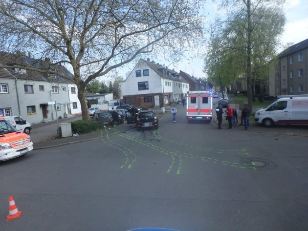 POL-DU: Hochheide: Vorfahrt missachtet - fünf verletzte Fahrzeuginsassen