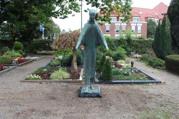 POL-ME: Fast drei Meter hohe Bronzefigur von Friedhof entwendet - 2601106