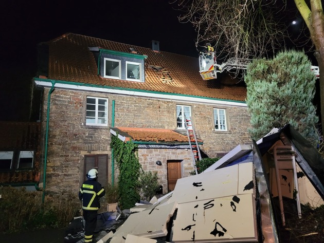 FW-EN: Sturmtief &quot;Antonia&quot; - Sieben Einsätze für die Feuerwehr - Flachdach und weiteres Dach an der Neuen Bachstraße stark beschädigt