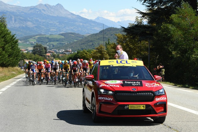 Auftritt des neuen SKODA ENYAQ iV als ,Red Car&#039; bei der Tour de France in Bildern