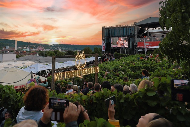 XXXL-Party im Zeichen der Hilfe für die Kleinsten: XXXLutz feiert seinen 80. Geburtstag mit einem begeisternden Konzert von Peter Maffay über den Dächern Würzburgs