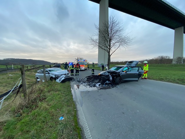 FW-MH: Verkehrsunfall mit drei Verletzten