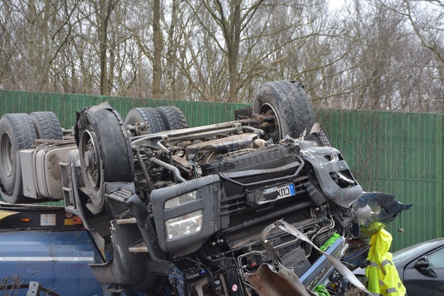 POL-CUX: Unfall auf der A27 mit Vollsperrung - weitere Informationen