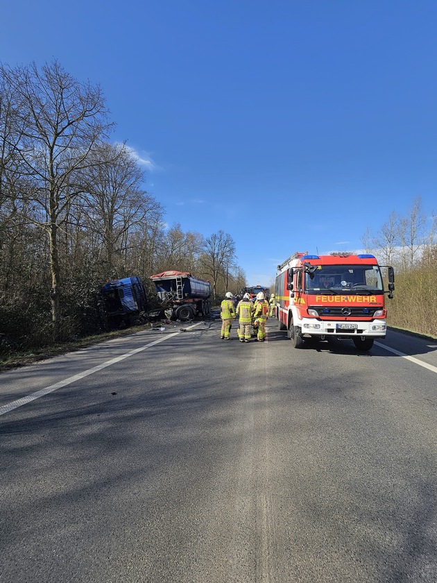 FW Grevenbroich: Zwei Tote nach schwerem Verkehrsunfall zwischen PKW und LKW bei Grevenbroich