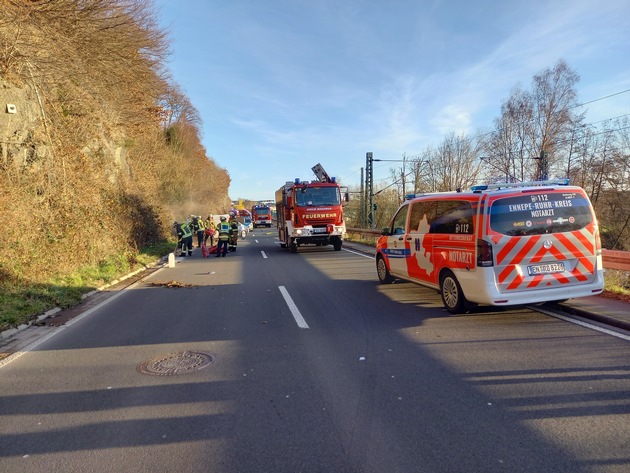 FW-EN: Mehrere Verletzte bei Verkehrsunfall - Handwerker stürzt am Abend Hang hinab