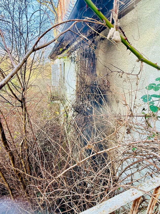 FW Ratingen: Brand in leerstehendem Geb&auml;ude in Ratingen-H&ouml;sel / Feuerwehr Ratingen mehrere Stunden im Einsatz