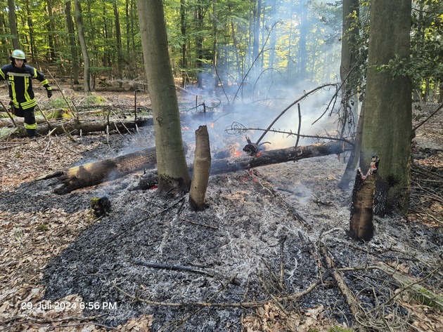 FW Ense: Unterholz-Brand im Aupketal zwischen Niederense und Neheim