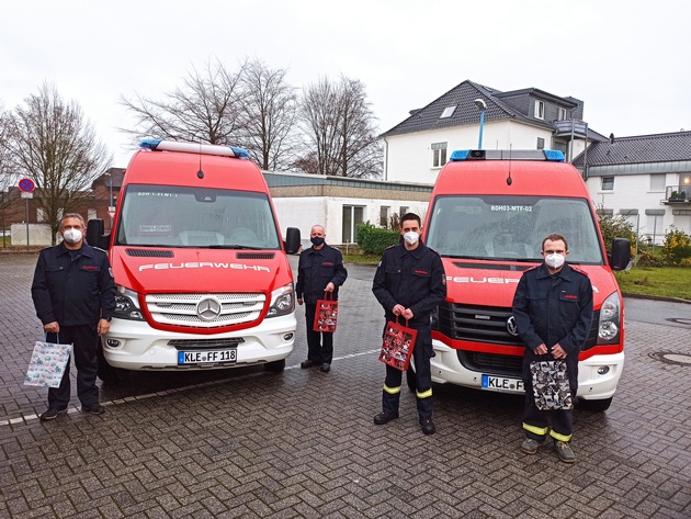 FW-KLE: Überraschung: Alle Bedburg-Hauer Feuerwehrangehörigen erhalten ein Weihnachtsgeschenk
