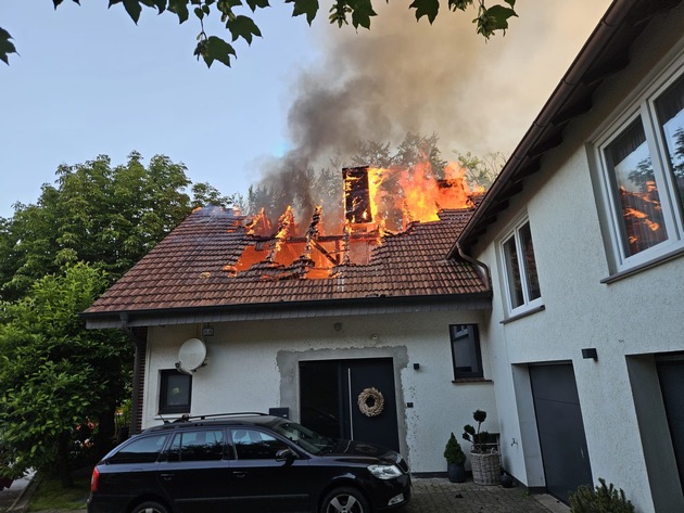 FW Bad Oeynhausen: Brand eines Wohnhauses in Volmerdingsen