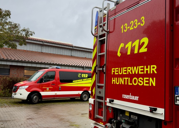 FW-OLL: Regenwasser dringt durch beschädigte Dachluke - Feuerwehr verhindert größeren Schaden an Sporthalle