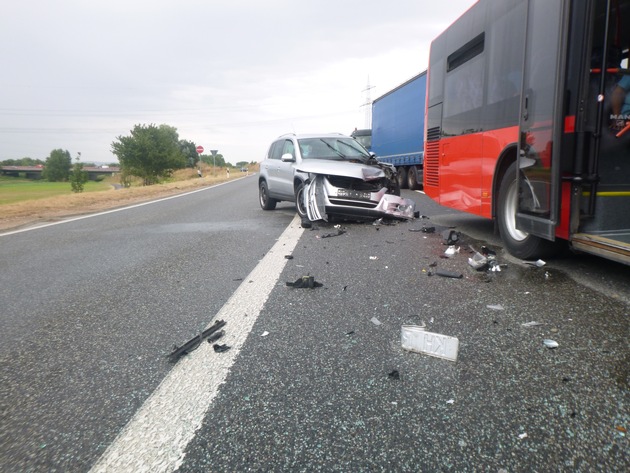 POL-PDKH: Verkehrsunfall unter Beteiligung eines Linienbusses - 2 Leichtverletzte