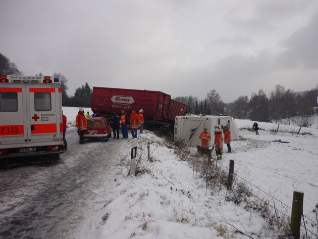 POL-HOL: L 462 zwischen Hohenbüchen und Hohe Warte: Schwerer Verkehrsunfall auf schneeglatter Straße - 47jährige mit schwersten Verletzungen im Wohnmobil eingeklemmt / Rettungshubschrauber im Einsatz -