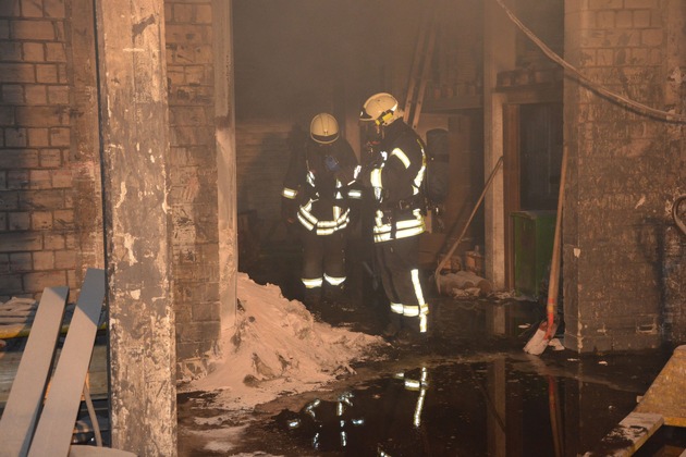 FW-MH: Metallbrand sorgt für Großeinsatz der Feuerwehr Mülheim.