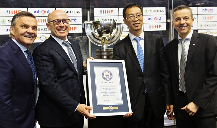 SKODA Vorstandsvorsitzender Bernhard Maier zeichnet Most Valuable Player der 2017 IIHF Eishockey-Weltmeisterschaft aus (FOTO)