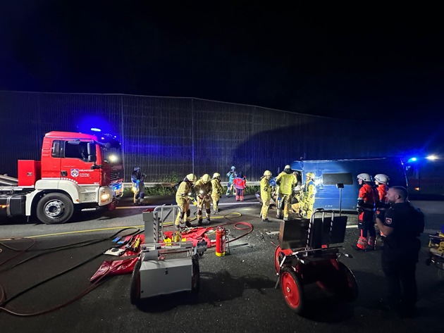 FW Helmstedt: Verkehrsunfall, eingeklemmte Person, BAB2.