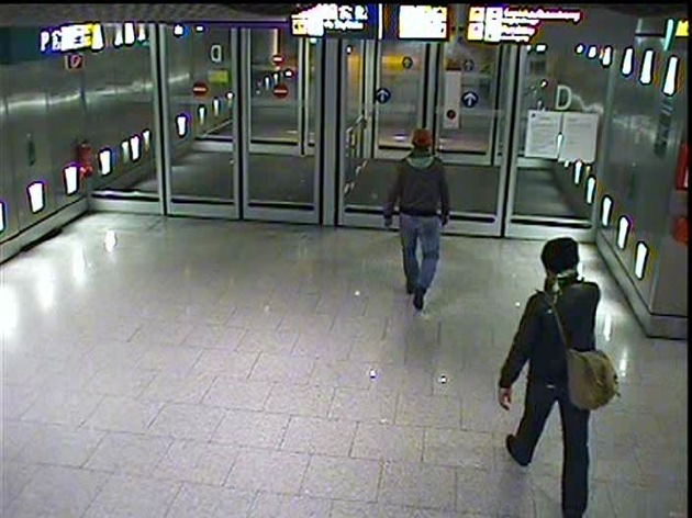POL-D: Angestellte einer amerikanischen Coffeeshop-Kette am Düsseldorfer Flughafen überfallen - Wer kennt die Täter? - Polizei fahndet jetzt mit bewegten Bildern aus der Überwachungskamera