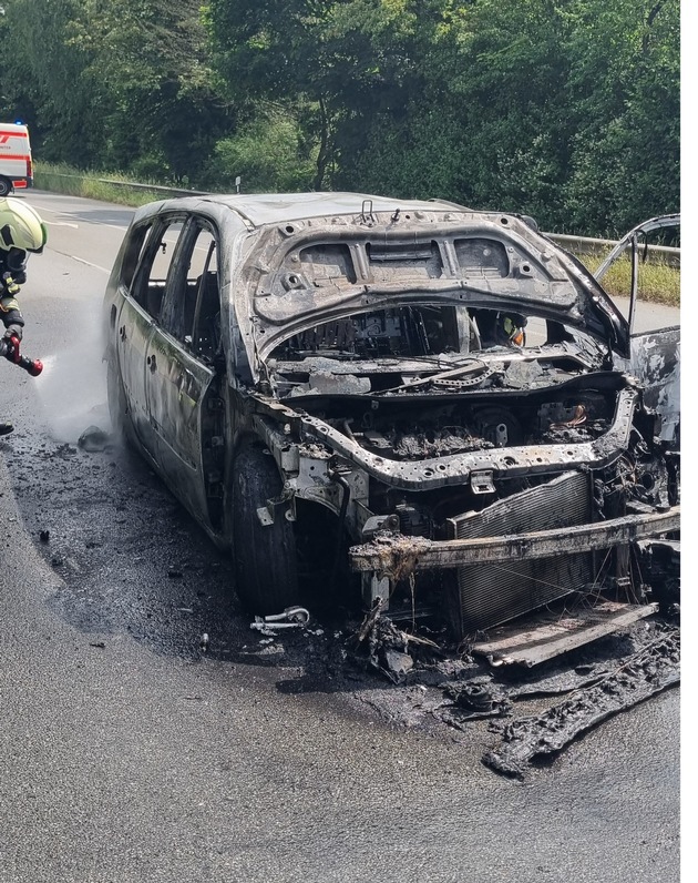 FW Dinslaken: Nachmeldung und Einsatzfotos zur Pressemeldung: Feuerwehr rückt zum Fahrzeugbrand, auslaufende Betriebsmittel und Kampfmittelfund aus